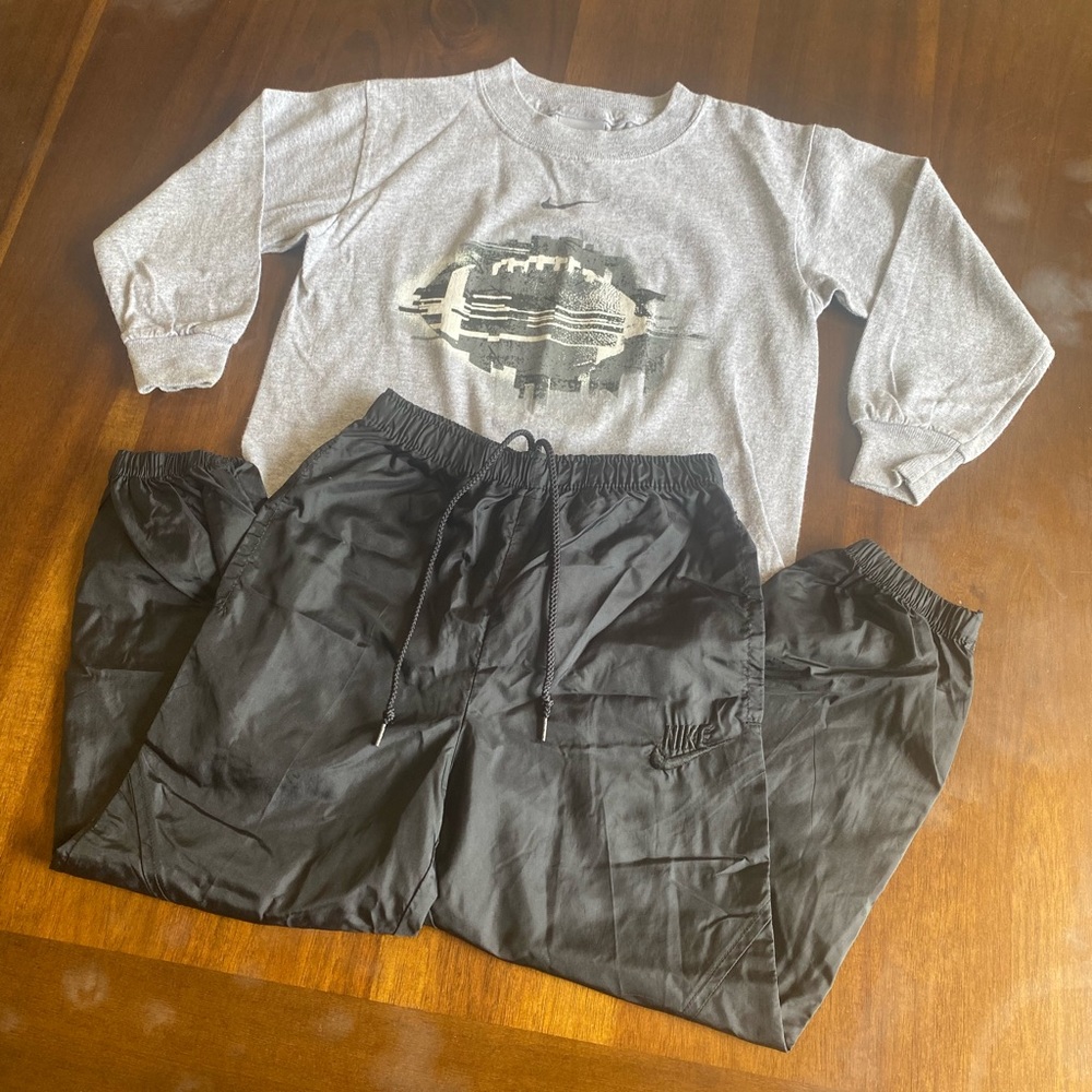VINTAGE NIKE OUTFIT! (4T boys NIKE football) black/grey